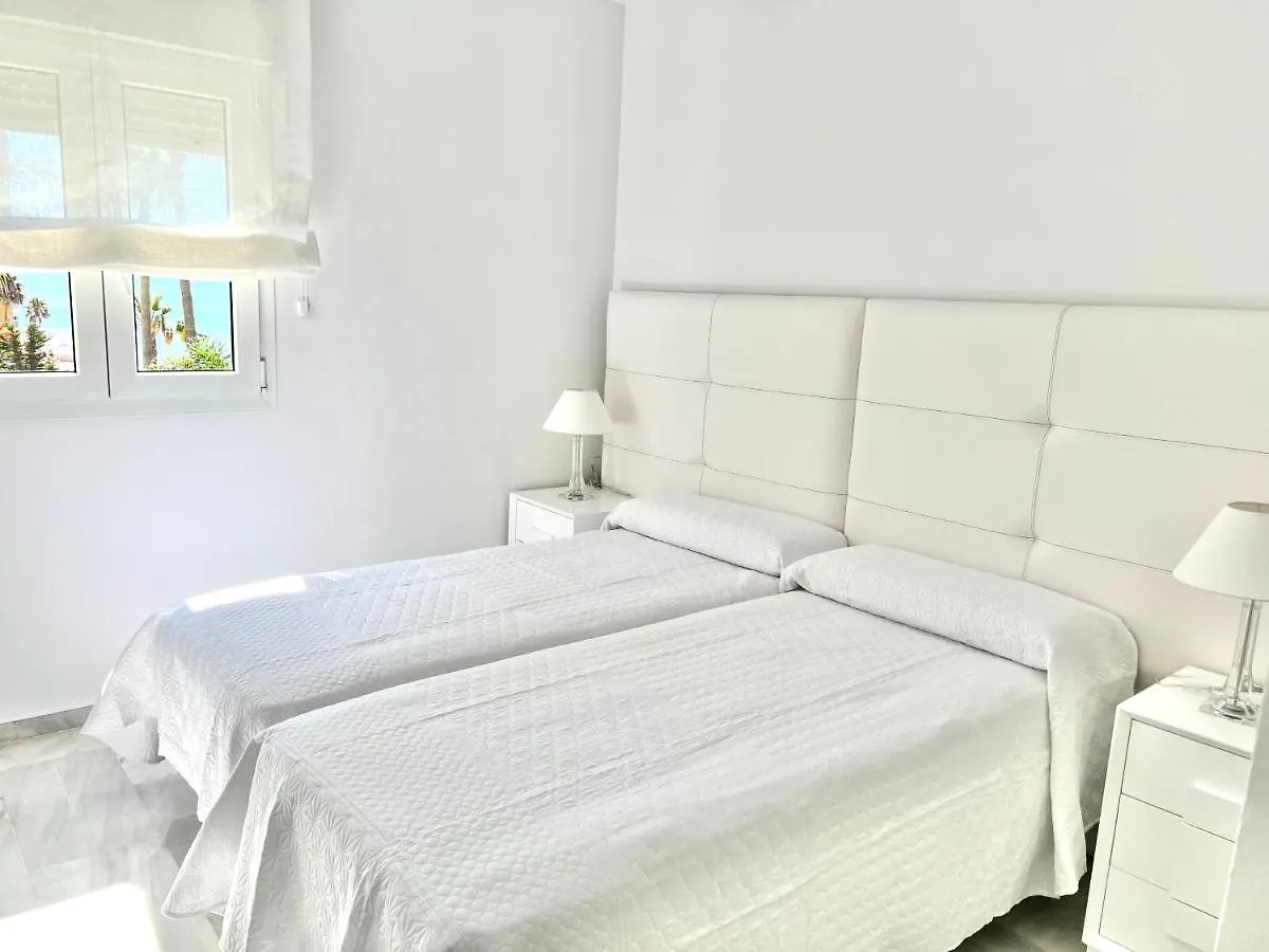 Mi Capricho 170 Beachfront Apartment Sitio de Calahonda
